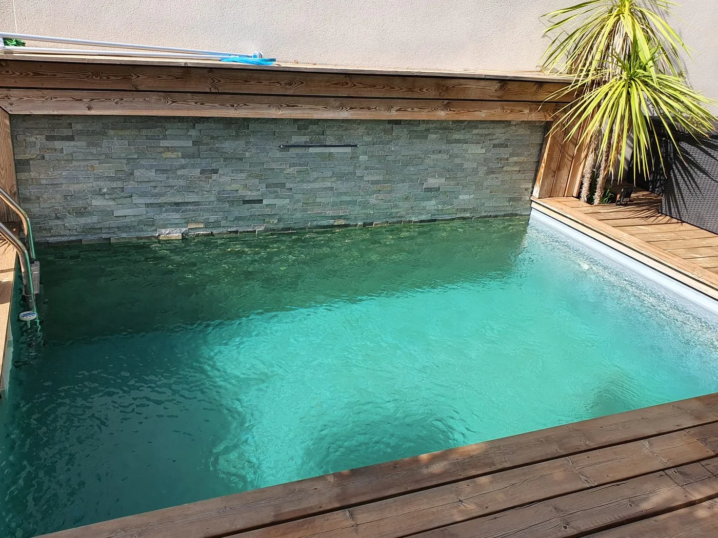 Après : la même piscine avec une eau claire et turquoise