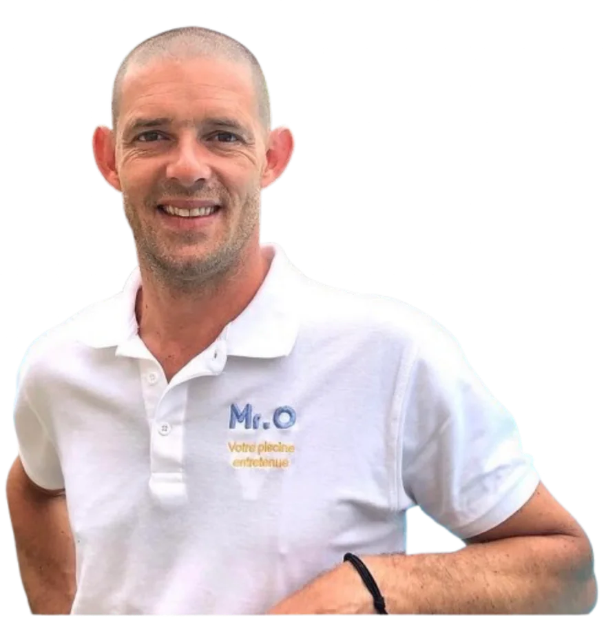 Olivier Ferry, fondateur de Mr.&nbsp;O, souriant, en polo blanc brodé Mr.&nbsp;O